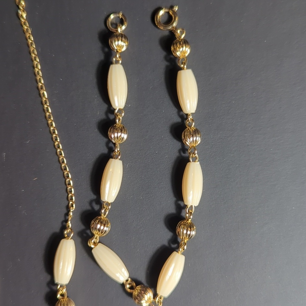 Elegant Gold and Cream Jewelry Set Vintage - Picture 6 of 9